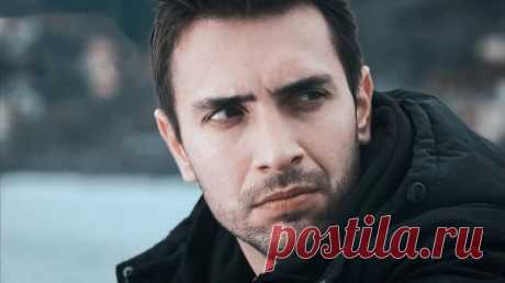 Биография: Улаш Туна Астепе / Ulas Tuna Astepe – турецкий актер Улаш Туна Астепе родился в Измите 1 января 1988 года. В 1999 году он стал свидетелем страшного землетрясения, и после этого через 1-2 года потерял отца. После этого события они переехали в С