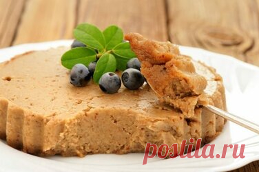 Домашняя халва. Простые рецепты Домашняя халва. Простые рецепты. В отличие от магазинных сладостей, домашняя халва готовится только из природных продуктов. 1. Халва из семян подсолнечника. 1 стакан очищенных подсолнечных семечек, ¾ стакана изюма, 2-3 столовые ложки нерафинированного подсолнечного масла. Приготовление: Семечки измельчаем блендером на максимальной скорости. Чем мельче перемолоть семечки, тем вкуснее будет халва. Добавляем к семечкам изюм, продолжаем измельча...