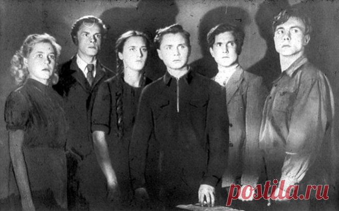 Что на самом деле случилось с организацией «Молодая гвардия» Исследователи, изучившие историю.«Молодой гвардии» и прочитавшие с роман, говорят, что история эта была придумана два раза: сначала его придумали полицаи, а уж потом, по-своему переработав факты, ее выдумал писатель Александр Фадеев.