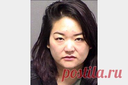 Прихожанка влюбилась в священника и написала ему десятки вульгарных писем. В США полиция задержала женщину за то, что она преследовала пастора местной церкви. 34-летняя американка Гие Телеманн писала священнослужителю вульгарные письма с угрозами самоубийства. Ее не остановили ни предупреждения, ни запреты полиции. В итоге женщина попала под суд.