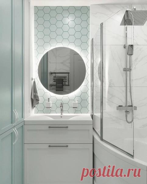 Плитка под мрамор, соты, светлые оттенки без ярких акцентов. Смотрится очень свежо и стильно!