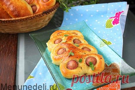 Пирожки-гусеницы с сосисками