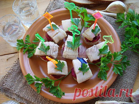 Канапе со свеклой и сельдью. Рецепт с пошаговыми фото