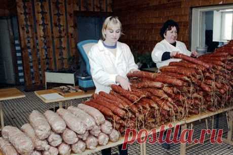 Первые легальные бизнесмены СССР назвали источники своей прибыли. 26 мая 1988 года был принят Закон «О кооперации в СССР». Первые легальные бизнесмены получали прибыль за счет перепродажи купленных в розницу товаров и оказания тех же самых услуг, которые в Советском Союзе можно было почти на том же уровне получить в разы дешевле. Свои истории они рассказали «Ленте.ру».