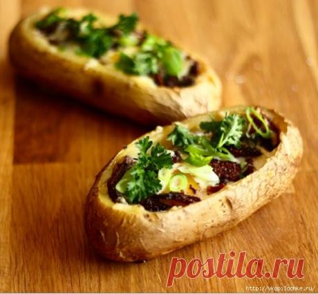 Картофельные лодочки Ингредиенты:2 больших картофелины, запечь в мундире1 столовая ложка сливочного масла2 яйца2-3 полоски бекона/ветчины, обжарить и мелко нарезатьзеленый лук, нарезать мелко для посыпки3 столовых ложки т…