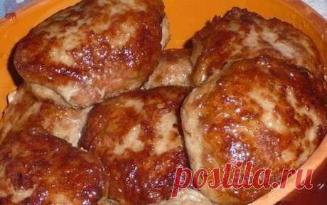 Бабушка научила. Очень сочные и вкуснейшие котлеты Рецепт от моей бабули. В детстве она всегда готовила их. От таких котлет без ума даже мой сын, который ничего, кроме фаст фуда не ест.





Вот и хочу девочки предложить вам этот вариант готовки. Может в нём есть какая-то изюминка!

Далее, пишу со слов бабушки…

Ингредиенты:

 	1-1,5 кг