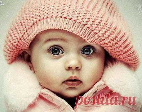 Маленькая девочка, разглядывая альбом, спрашивает: 
- , а кто этот молодой, красивый дядя в майке, который сидит с тобой на пляже? 
Мама со вздохом отвечает: 
- Этой фотографии уже 20 лет. Это твой папа. 
- Ни фига себе, а кто же тогда этот лысый дед, который с нами живет?