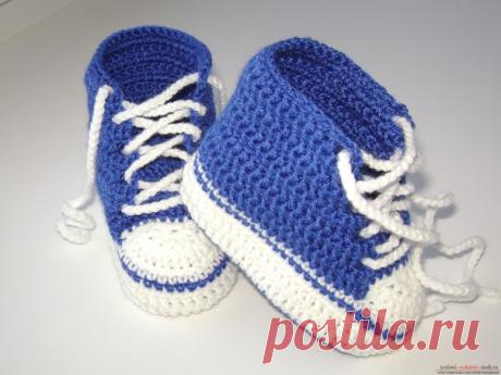 Этим методом связать пинетки-кеды проще всего!!!! Более наглядно мастер-класс можно посмотреть на видео.
Для пинеток –кед потребуется:
пряжа двух оттенков: белая, синяя;
спицы.
Процесс изготовления:
Для пинеток –кед набираем спицами 32 звена и отмечаем центр.
Все звенья лиц. ряда вяжутся лиц. петлями. В каждой такой строчке добавляем по одной петельке в конце и в начале, перед и после двух центральных.
Каждая изнаночная сторона пинеток –кед вяжется так: один элемент снимае...