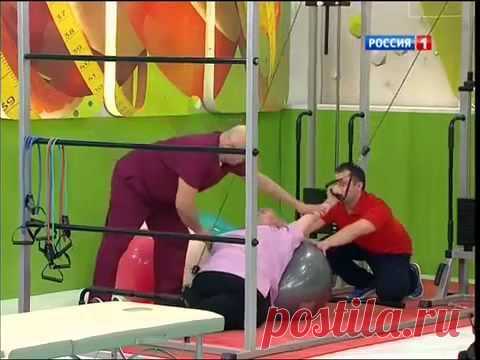 «Вдовий горб» («холка на шее») и как от этого избавиться. Видео