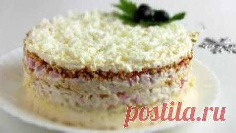 САЛАТ «СНЕЖНАЯ КОРОЛЕВА» к новогоднему столу! 
Салат изумительный и вкусный.Нежный слоеный салат с крабовыми палочками и ветчиной.Он сверху украшен яичными белками и красиво смотрится на Новогоднем столе,поэтому и название салат Снежная королева.
 
Ингредиенты:
ветчина - 200 г
крабовые палочки - 250 г
сырки плавленые - 2 шт.
лук - 1 шт.
яйца - 6 шт.
яблоко кисло-сладкое - 1 шт.
майонез - 350 г
арахис - 100 г
соль ,перец - по желанию
 
Маринад для лука:
сахар 1 ч. л.
вода 2 ст.л.
соль 0,5 ч.л.