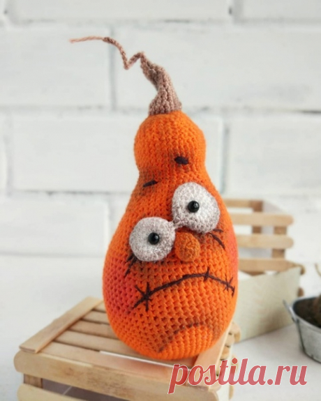 Оранжевая тыква от markovka_crochet
Вяжем изнаночной стороной наружу, т.е. как полотно начало заворачиваться вверх, так и вяжем, не выворачиваем.
1р. 6вп в КА. (6)
2р. 6 пр. (12)
3р. (пр, сбн.)*6 (18) ставим маркерную нить в начало ряда, для удобства.
4р. (пр, 2сбн.)*6 (24)
5р. (пр, 3сбн.)*6 (30)
6р. (пр, 4сбн.)*6 (36)
7р. (пр., 5сбн.)*6 (42)
8р. (пр., 6 сбн.)*6 (48)
9р. (пр, 7сбн)*6 (54)
10р. (пр, 8сбн)* 6 (60)
11р. (пр, 9сбн)*6 (66)
12-30р. (66)
31р. (уб, 9сбн) *6 (60)
3...