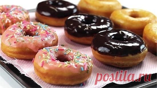 НЕЖНЕЙШИЕ ПОНЧИКИ БЕЗ ДРОЖЖЕЙ
Ингредиенты:

Мука 400 гр. + для подсыпки стола
Яйцо 3 шт.
Сгущённое молоко 1 банка
Масло растительное 0,5 литра
Соль щепотка
Разрыхлитель 1 пакетик ( 10 гр.)
Ванилин 1 пакетик ( 1 гр.)

Приготовление :

Яйца вбить в чашку.

Добавить банку сгущёнки.

Хорошо перемешать яйца со сгущёнкой ( не взбивать).

Муку просеять через сито.

Добавить разрыхлитель, ванилин и соль.

Замесить тесто.

Стол присыпать мукой и выложить тесто.

Немного замесить. Т...