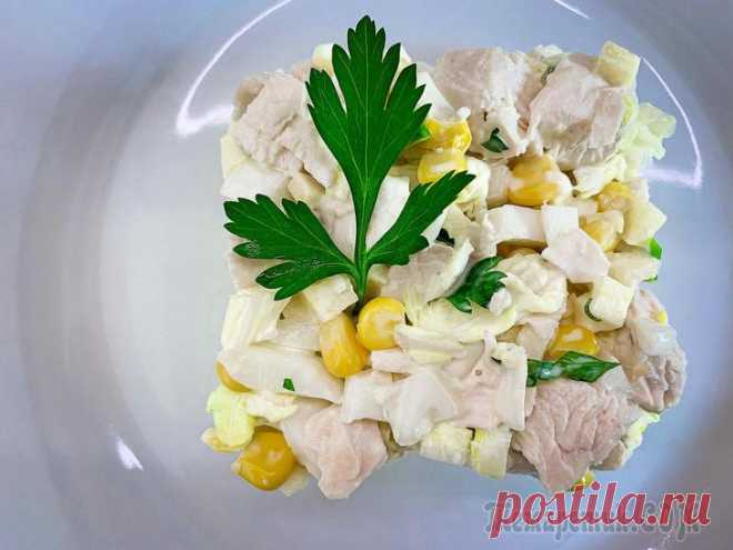 Салат с куриной грудкой и кукурузой САЛАТ на праздничный стол С КУКУРУЗОЙ (Получается вкусный и сочный, а ещё быстрый в приготовлении)Рецепт салата:Куриная грудка — 300 г.Кукуруза консервированная — 150 г.Листы пекинской капусты — 5 — 6...