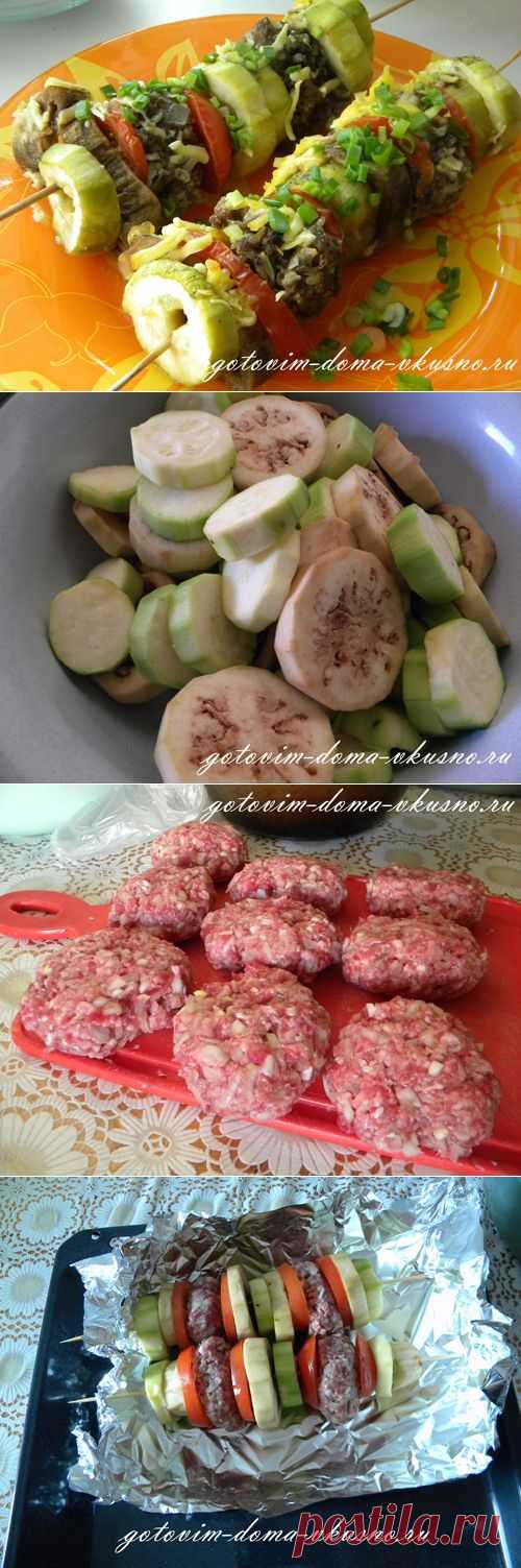 Мясо с овощами в духовке на шпажках готовится быстро и просто! |