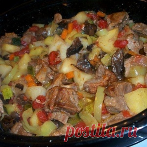 Это блюдо всегда получается вкусным — жаркое в духовке с мясом и грибами