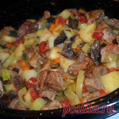Это блюдо всегда получается вкусным — жаркое в духовке с мясом и грибами