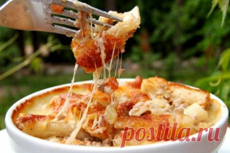 Рецепт пасты болоньезе с фаршем Паста болоньезе с фаршем - это классическое итальянское блюдо, которое сочетает в себе насыщенный вкус томатного соуса и нежность мясного фарша. Это блюдо популярно во всем мире и часто готовится в домашних условиях. Подается горячим, с расплавленным сыром, что придает ему особую пикантность.