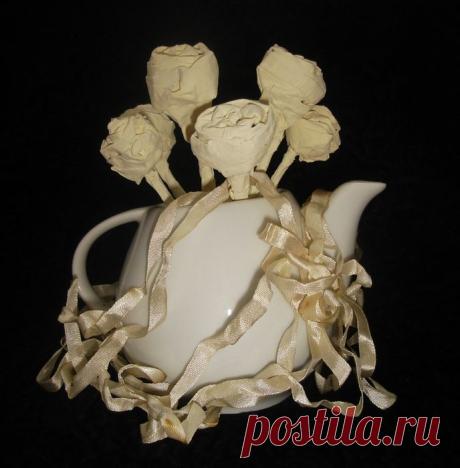 из газетных роз.