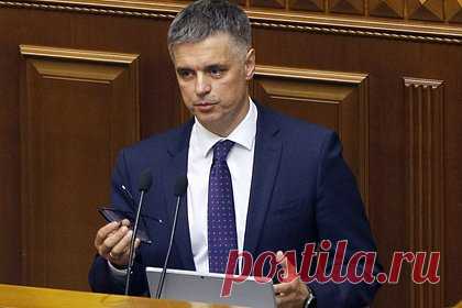 Стала известна реакция посла Украины в Великобритании на его увольнение. Увольнение посла Украины в Великобритании Вадима Пристайко стало для него неожиданностью. Он узнал о решении украинского президента Владимира Зеленского по пути в небольшой британский городок, когда ехал на открытие улицы Зеленского утром в пятницу, 21 июля. Послу доподлинно неизвестно, с чем связано увольнение.