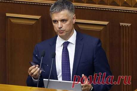 Стала известна реакция посла Украины в Великобритании на его увольнение. Увольнение посла Украины в Великобритании Вадима Пристайко стало для него неожиданностью. Он узнал о решении украинского президента Владимира Зеленского по пути в небольшой британский городок, когда ехал на открытие улицы Зеленского утром в пятницу, 21 июля. Послу доподлинно неизвестно, с чем связано увольнение.