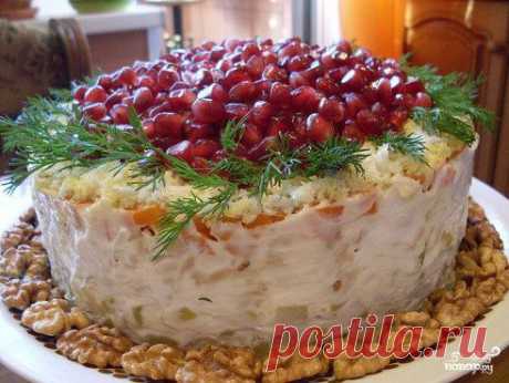 Салат &quot;Красная шапочка&quot; 
https://povar.ru/recipes/salat_krasnaya_shapochka-9679.html

Салат &quot;Красная шапочка&quot; - кулинарный рецепт на Повар.ру
Салат &quot;Красная шапочка&quot; - очень вкусный и эффектный слоеный салат, главным ингредиентом которого является курица. Простой рецепт салата &quot;Красная шапочка&quot; выручит вас накануне праздничного застолья.