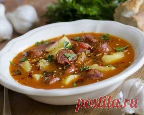 Острый испанский суп с колбасками
