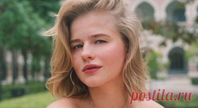 «Слишком сексуальная»: Александра Бортич показала стройную фигуру в золотистом боди . Милая Я