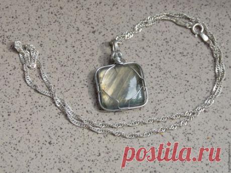 Купить Кулон с лабрадоритом "Розовый слонёнок" - серый, лабрадор, лабрадорит, кабошон для украшений, кабошон из камня
И снова ЛАБРАДОР!
Из прекрасного квадратного камешка лабрадора получился простой и милый кулончик!