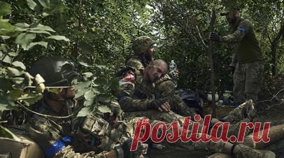 «Большое количество личного состава»: в ДНР сообщили о множественных потерях ВСУ за последние две-три недели. В течение двух-трёх недели украинские вооружённые формирования потеряли достаточно большое количество личного состава, сообщил советник главы ДНР Ян Гагин. По его словам, речь идёт о тысячах бойцов. Также российские войска за этот период уничтожили сотни единиц военной техники ВСУ. При этом он указал на то, что у войск киевского режима заканчиваются запасы иностранного вооружения.…