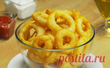 Только лук и немного муки. Обваливаем кольца, жарим за 2 минуты и закуска готова