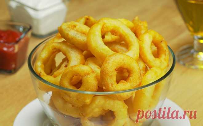 Только лук и немного муки. Обваливаем кольца, жарим за 2 минуты и закуска готова