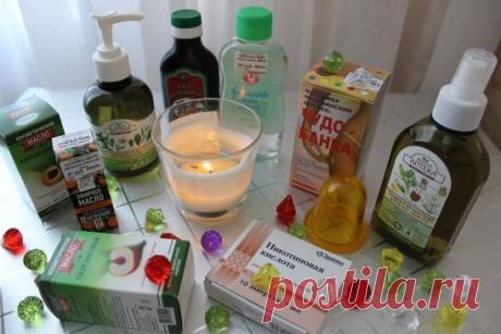 В аптеках есть в продаже гениальные копеечные средства для красоты, которые из-за своей дешевизны обычно никогда не лежат на прилавках.
 ВОЛОСЫ
1. Хорошее средство паста Сульсена- от перхоти, для профилактики ее появления а также для питания и роста волос. В аптеке стоит около 50-ти рублей
2. Эф.масло лаванды - добавить несколько капель в кондиционер для волос - волосы долго не пачкаются. Стоит от 30 рублей.
3. Репевит. Это стимулятор кожного покрова головы. Там все экстракты трав и масла, к