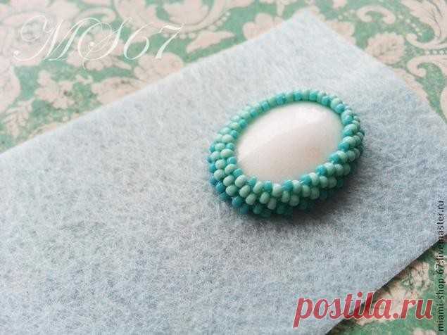 Вышивка бисером, урок №1: как обшить бисером кабошон, мозаичное плетение Вышивка бисером, урок №1: как обшить бисером кабошон, мозаичное плетение1. Приклеиваем кабошон к основе (я использую клей «Момент кристалл», прозрачный и почти без запаха, не портит основу и клеит надежно). Начинаем обшивать наш камушек. Узелок оставляем на изнанке и вытаскиваем иглу...