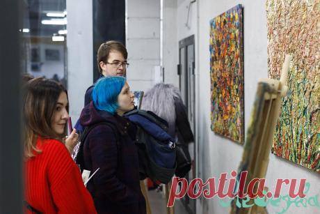 Флакон - это активное, уютное место, расчитанное на молодых, креативных людей. Я очень хотела показать свою живопись активным и талантливым молодым людям и получить от них отзыв о своём творчестве. Для этого и нужно устраивать выставки, чтобы получать обратную связь и чтобы люди увидели картины, над которыми я работала много лет.