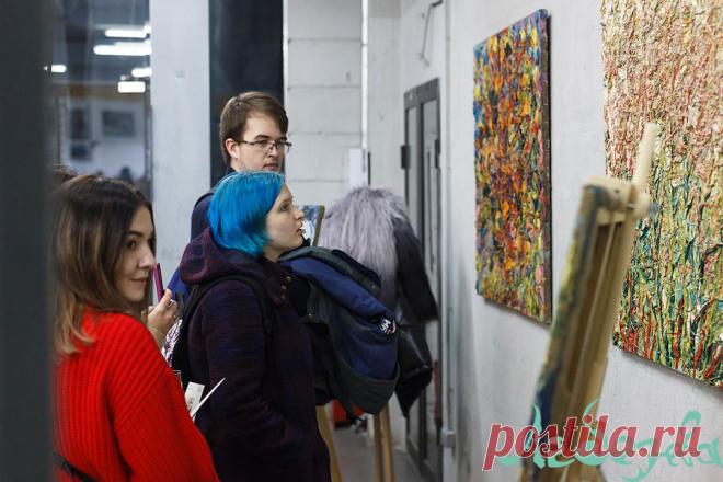 Флакон - это активное, уютное место, расчитанное на молодых, креативных людей. Я очень хотела показать свою живопись активным и талантливым молодым людям и получить от них отзыв о своём творчестве. Для этого и нужно устраивать выставки, чтобы получать обратную связь и чтобы люди увидели картины, над которыми я работала много лет.