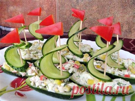 Подача салата в лодочках из огурцов!