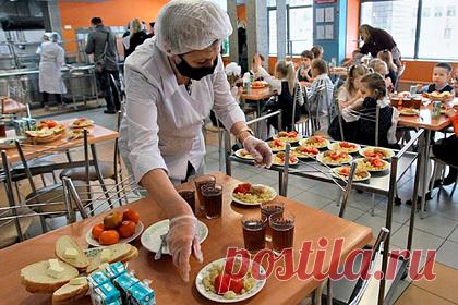 В Роспотребнадзоре объяснили причины запрета макарон по-флотски в школьных меню. Глава Роспотребнадзора Анна Попова объяснила, почему ведомство запретило макароны по-флотски, фаршированные блины и сырокопченую колбасу в школах. Она отметила, что в этих продуктах очень быстро при любом нарушении технологии или температурного режима развиваются патогенные бактерии.