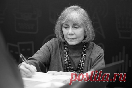 Умерла автор романа «Интервью с вампиром» Энн Райс. Сегодня, 12 декабря в результате осложнений, вызванных инсультом скончалась писательница Энн Райс, автор романа «Интервью с вампиром». Писательница умерла в возрасте 80 лет. Похоронная церемония пройдет в мавзолее семьи на кладбище Метаири в Новом Орлеане. Похороны пройдут в узком кругу.
