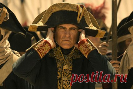 Сын Саркози назвал фильм «Наполеон» с Хоакином Фениксом катастрофой. Младший сын бывшего президента Франции Николя Саркози Луи назвал исторический фильм «Наполеон» режиссера Ридли Скотта катастрофой. Отмечается, что 26-летний сын бывшего лидера Франции является автором книги под названием «Библиотека Наполеона», в которой исследуется любовь императора к письменному слову.