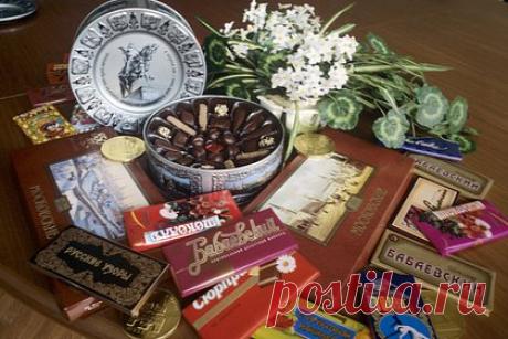 Россиянка собрала коллекцию оберток шоколада времен СССР. Верхошижемский музей в Кировской области получил в подарок коллекцию оберток шоколада времен СССР. Обертки собирала в юности жительница Верхошижемья София Витальевна Папырина. Часть из них — из Германии и республик Прибалтики. Отмечается, что в течение года предметы старины передали еще свыше 10 человек.