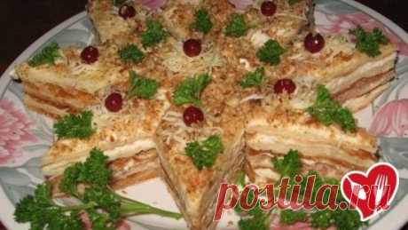 Закуска оригинальная "Наполеон" на новый год  
Надо взять: 
коржи для торта - 6 шт. 
грибы - 0,5 кг. 
филе куриное - 3 шт. 
яйца - 3-4 шт. 
майонез - 300 гр. 
сыр - 100 гр. 
лук - 1 шт. 
зелень.
Способ приготовления: 
Сразу скажу, что коржи я покупала в магазине. Они так и называются "Коржи для Наполеона". Но, конечно, можно испечь коржи для традиционного торта "Наполеон".
Итак, обжариваем грибы с луком до готовности, филе куриное отвариваем в подсоленной воде, яйца варим вкрутую. Р