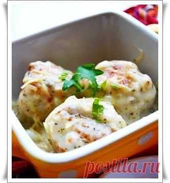 Куриные котлеты в молочно-чесночном соусе.