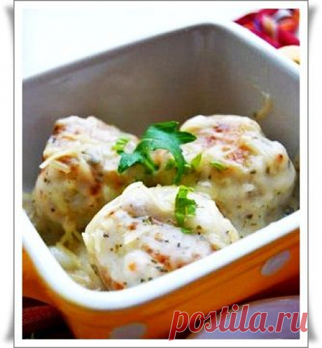 Куриные котлеты в молочно-чесночном соусе.