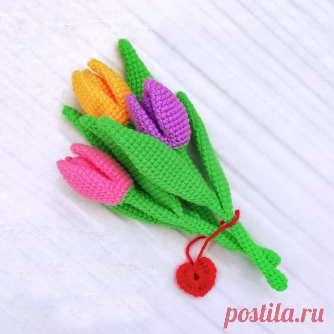 PDF Тюльпаны крючком. FREE crochet pattern; Аmigurumi flower patterns. Амигуруми схемы и описания на русском. Вязаные игрушки и поделки своими руками #amimore - тюльпан, цветок, букет цветов к 8 марта, цветы.
