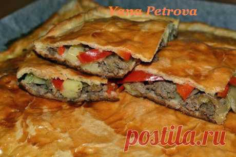 Слоёный пирог с мясом и картофелем 

Ингредиенты: 
слоёное тесто - 1 уп. 
фарш- 300 гр. 
картофель - 4 шт. 
лук репчатый - 2шт.
перец болгарский 1 шт.

Приготовление:

1. Слоёное тесто хорошо раскатать и выложить на противень. Фарш перемешать со специями, луком и положить сверху на половину теста. 

2. Затем выложить порезанные картофель и сладкий перец. 

3. Накрыть тесто другой половиной и плотно скрепить по краю

4. Выпекать в духовке при температуре 220-250 градусов 40 мин.