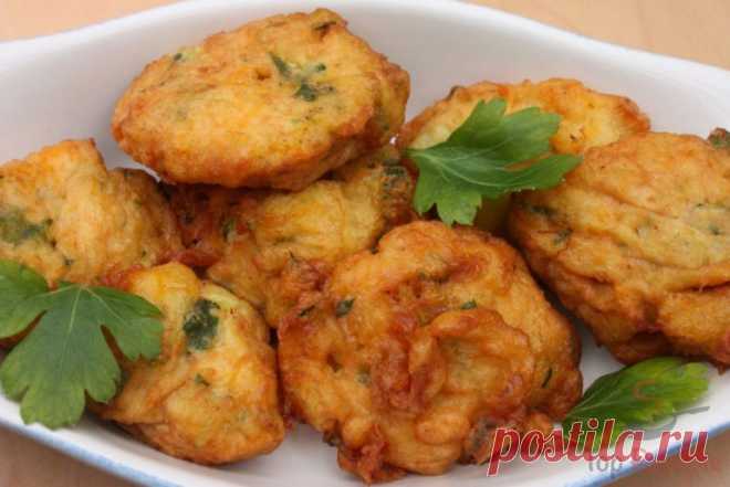 ZUCCHINISCHEIBEN IM KNOBLAUCH-JOGHURT-TEIGMANTEL - Kochen und Rezepte ZUTATEN 200 gNaturjoghurt 100 gMehl 1 St.Zucchini 2 St.Eier 2 St.Knoblauchzehen Salz, Pfeffer Öl frische Petersilie   ZUBEREITUNG Zucchini waschen, trocken tupfen und in Scheiben schneiden. Naturjoghurt mit Mehl verrühren, Eier sowie gepressten Knoblauch hinzufügen und gut umrühren. Salzen und pfeffern, eventuell gehackte Petersilie untermischen. Die Zucchinischeiben in den Teig legen und ungefähr eine h...