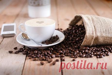 Врач назвала причину отказаться от чашки кофе после пробуждения. Сомнолог Дебора Ли посоветовала никогда не пить кофе сразу после пробуждения. По ее словам, это не лучший способ взбодриться, так как кофеин повышает уровень гормона стресса кортизола, который из без того высок после звонка будильника. Также врач назвала оптимальное время для первой чашки кофе.