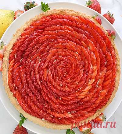 Готовим пирог с клубникой и кремом