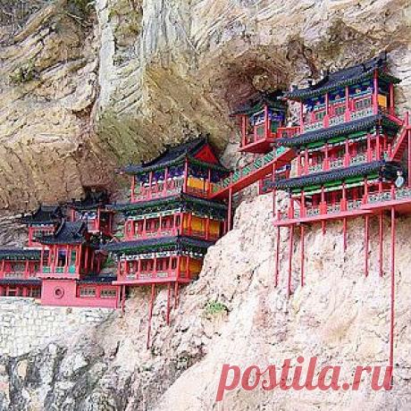 Лучшие фото – Архитектура/Скульптура – Community – Google+
Висячий монастырь,это чудо архитектуры и строительства, расположен в 75 км на юго-восток от Датуна, вблизи города Хуньюань. Монастырь, которому более 1400 лет, врезан в отвесные скалы над каньоном Цзиньлун.