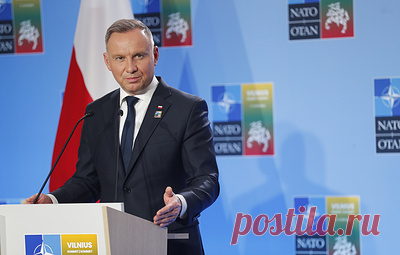 Дуда заявил, что саммит НАТО принял решения о создании складов с вооружением в Польше. Польский президент добавил, что эти склады будут использоваться всеми странами восточного фланга